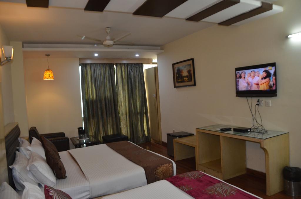 Hotel Milan Deluxe New Delhi Luaran gambar