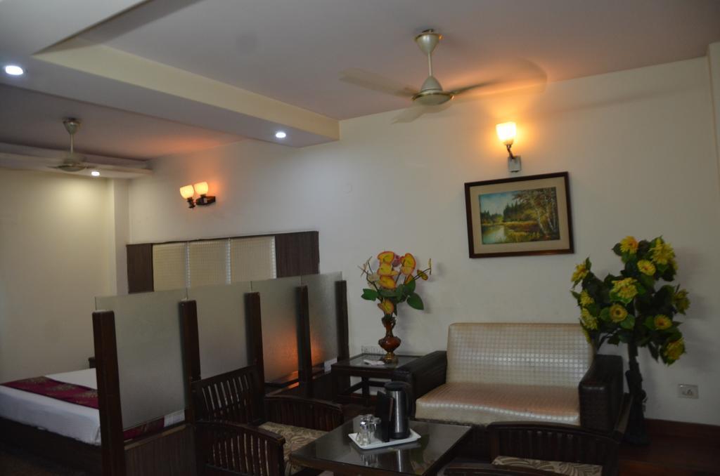 Hotel Milan Deluxe New Delhi Luaran gambar