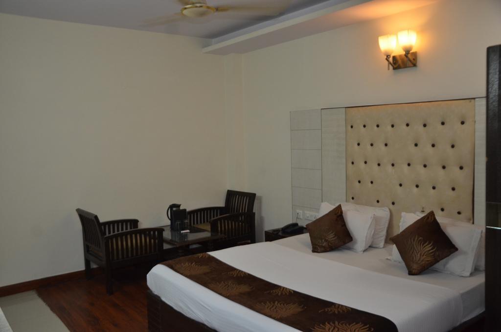 Hotel Milan Deluxe New Delhi Luaran gambar