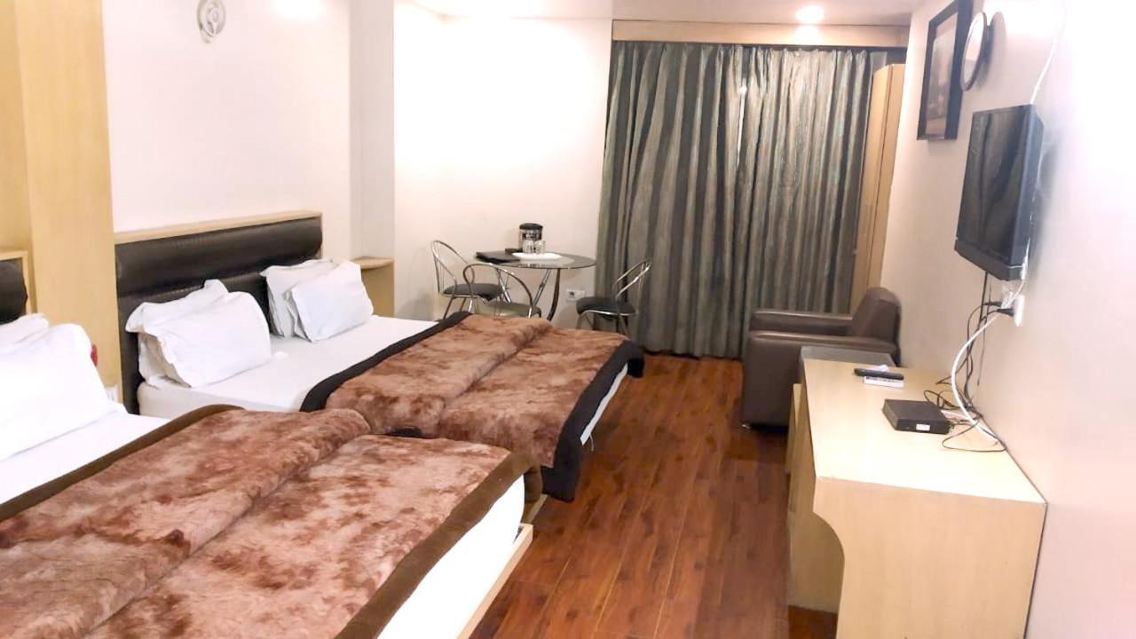 Hotel Milan Deluxe New Delhi Luaran gambar
