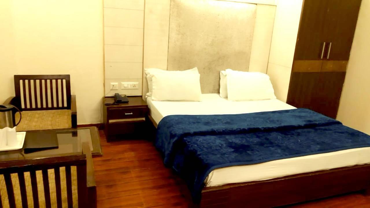 Hotel Milan Deluxe New Delhi Luaran gambar