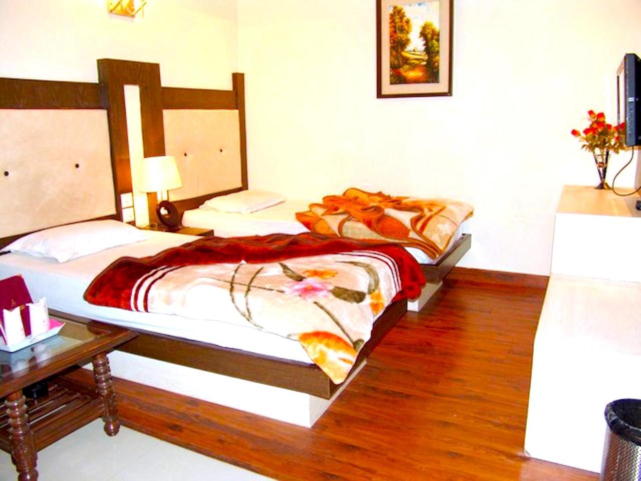 Hotel Milan Deluxe New Delhi Luaran gambar